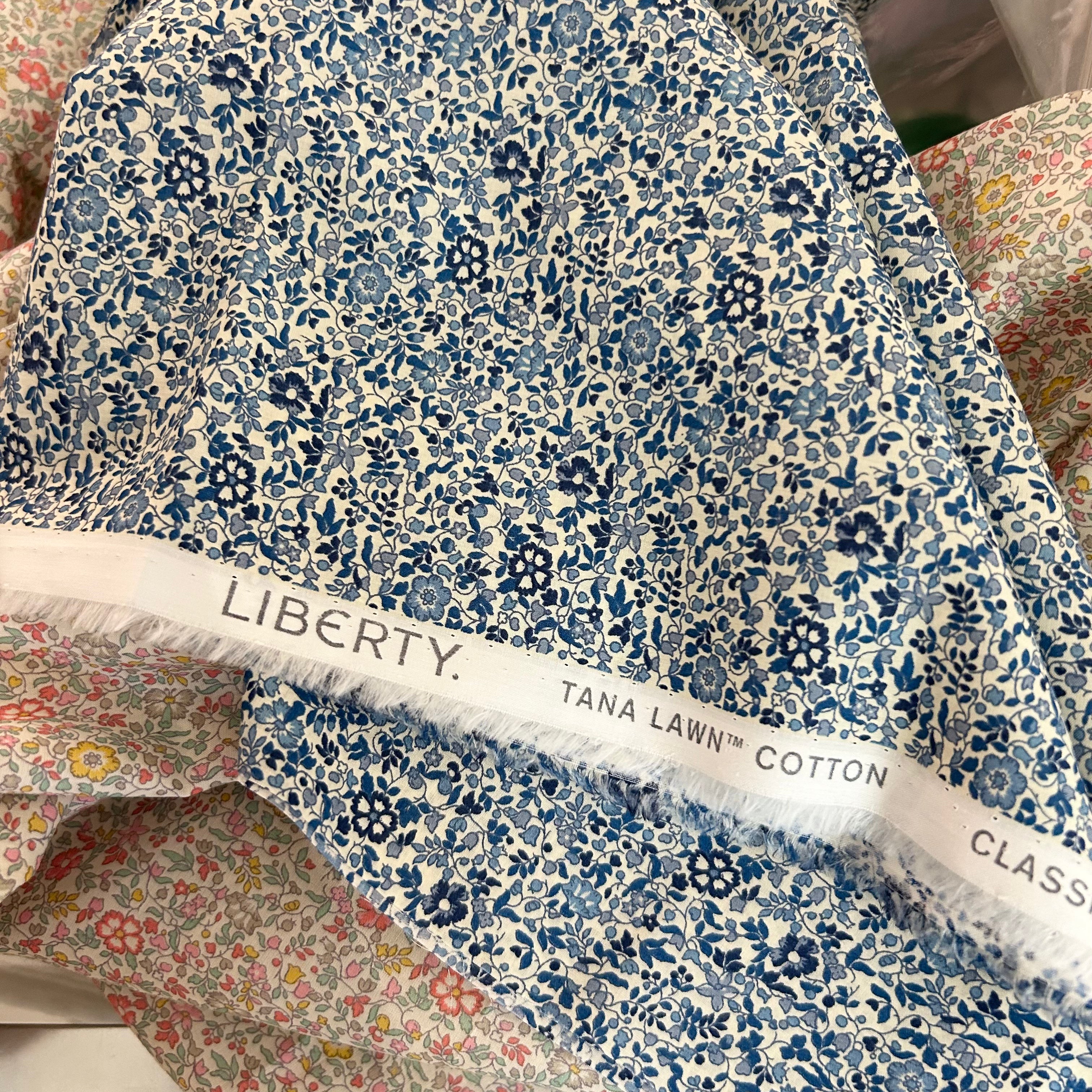 håndklæde med hætte, baby håndklæde, personliggave, gave til baby, dåbsgave, liverty baby tøj, liberty baby, liberty stofhåndklæde med hætte, baby håndklæde, personliggave, gave til baby, dåbsgave, liverty baby tøj, liberty baby, liberty stof